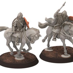以下が含まれることがあります： 塗装されていないプラスチック製の騎馬戦士のフィギュア2体。それぞれ馬に乗り、盾と武器を持っている。フィギュアはダイナミックなアクションポーズで配置されている。