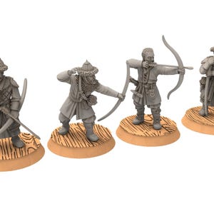 Puede incluir: Cuatro figuras en miniatura de arqueros sin pintar, cada una con un arco y una flecha. Las figuras están de pie sobre bases redondas de madera.