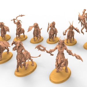 Op de afbeelding: Een verzameling van negen bruine fantasie miniaturen, elk met een mensachtige figuur met dierlijke kenmerken, zoals hoorns en hoeven. Ze staan op individuele gele ovale bases, geschikt voor tabletop games of display.