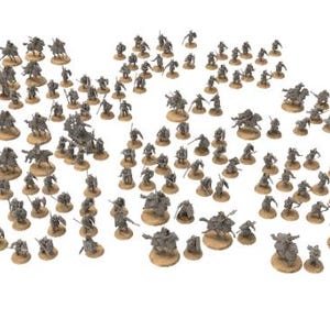 Puede incluir: Una gran colección de figuras en miniatura, pintadas en una variedad de tonos grises, están dispuestas sobre una superficie blanca. Las figuras están todas de pie sobre pequeñas bases redondas.