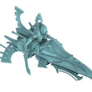 Könnte beinhalten: Eine hellblaue Miniaturfigur eines Kriegers auf einem schlanken, aerodynamischen Jetbike. Das Fahrzeug verfügt über scharfe, spitze Finnen und verzierte Details, während der Fahrer einen Helm und eine Rüstung mit fließenden Elementen trägt.