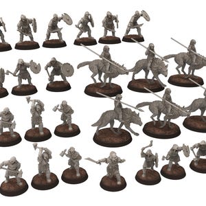 Puede incluir: Colección de figuras en miniatura grises, incluyendo soldados de a pie con armas y jinetes sobre criaturas parecidas a lobos. Las figuras están montadas sobre bases marrones, para juegos de mesa o coleccionismo.