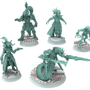 Puede incluir: Colección de cinco miniaturas de fantasía de color turquesa. Cada figura está detallada, representando varios personajes y criaturas con armadura, de pie sobre bases circulares detalladas. Para juegos de mesa o coleccionismo.