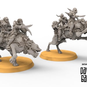 Puede incluir: Dos miniaturas grises de fantasía de Orcos montando jabalíes de guerra. Los Orcos están armados con espadas y visten armaduras. Los jabalíes están detallados con colmillos y armaduras. Las miniaturas están sobre bases amarillas, con el texto "DESIGNED BY DAVALE GAMES".
