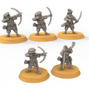 Puede incluir: Cinco figuras en miniatura de arqueros medievales y un trompetero. Las figuras están pintadas en color gris claro y están de pie sobre bases redondas. Los arqueros sostienen arcos y flechas, mientras que el trompetero sostiene una trompa en su boca.