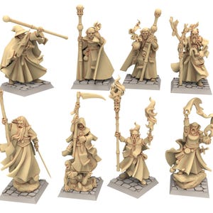以下が含まれることがあります： ベージュ色のミニチュアファンタジーフィギュア8体のコレクション。それぞれが様々なポーズの魔法使いまたは魔術師を描いています。正方形の台座に立っており、杖を持っているものや、流れるようなローブを着ているものがあります。