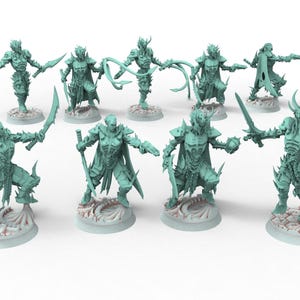 Puede incluir: Colección de nueve miniaturas de fantasía de color verde azulado. Cada figura es un guerrero con armadura detallada, armas y poses dinámicas. Las miniaturas están sobre bases texturizadas.
