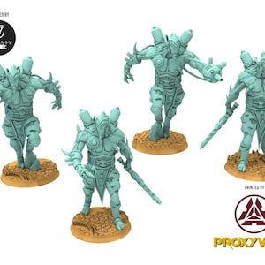 Puede incluir: Cuatro miniaturas de fantasía de color turquesa de figuras humanoides con armadura y armas. Cada figura se encuentra sobre una base texturizada de color beige. Las figuras tienen múltiples tubos y protuberancias. Incluye el texto "DESIGNED BY FANTASY EVER" y "PRINTED BY PROXYWARS".