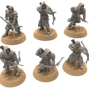 以下が含まれることがあります： フード、鎧、弓を備えた6体の灰色のミニチュアアーチャーフィギュア。ベージュ色の円形ベースに配置されています。アーチャーは、矢を放つ準備ができて、さまざまなアクションポーズをとっています。 テーブルゲームやコレクションに最適です。