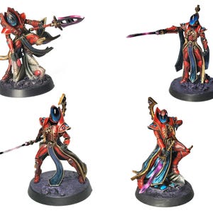 Può includere: Quattro miniature dipinte di guerrieri in armatura rossa e blu. Ogni figura poggia su una base circolare nera e impugna un'arma con una lama viola brillante. I personaggi presentano dettagli accurati sulle armature e sui caschi.