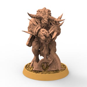 Può includere: Figurina color marrone chiaro di una creatura simile a un minotauro. La figura ha grandi corna, armature intricate ed è posizionata su una base circolare. La scultura ha un design dettagliato ed è probabilmente un oggetto da collezione.