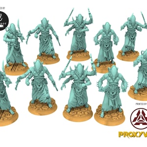 Puede incluir: Colección de miniaturas de fantasía de color turquesa. Cada figura tiene un diseño único, algunas con múltiples brazos y armas. Las bases son de color beige con patrones geométricos. Incluye el texto "DESIGNED BY FANTASY" y "PRINTED BY PROXYWARS".