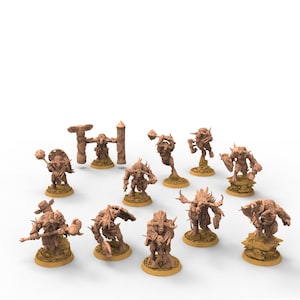 Può includere: Una collezione di miniature fantasy marroni, ognuna raffigurante una creatura o un personaggio diverso. Le figure sono su basi circolari, alcune con armi o scudi. Il tema suggerisce un gioco da tavolo o di ruolo.