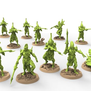 Peut inclure: Ensemble de figurines miniatures vertes, probablement pour un jeu de société. Les figurines sont dans diverses poses, certaines tenant des armes. Elles sont montées sur des socles beiges, sur fond blanc.