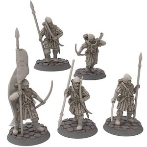 Puede incluir: Cinco miniaturas de plástico sin pintar de guerreros de fantasía, cada una con un arma en la mano y de pie sobre una base redonda. Las figuras están en varias poses, algunas sosteniendo lanzas, otras sosteniendo arcos y flechas.