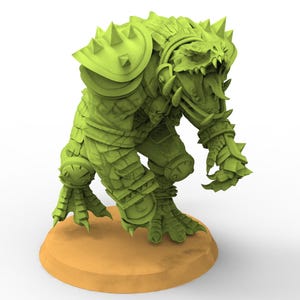 以下が含まれることがあります： ゲームや展示用の、緑色の爬虫類ヒューマノイドクリーチャーのフィギュア。 躍動感のあるポーズで、詳細な鎧とスパイクが特徴です。 小さな丸い茶色の台座の上に立っています。