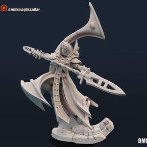 Peut inclure: Une figurine miniature gris clair non peinte représentant un guerrier en robe flottante, tenant une longue lance à lame pointue. Le personnage porte un casque orné et une grande structure incurvée en forme de corne à l'arrière. La base est texturée.