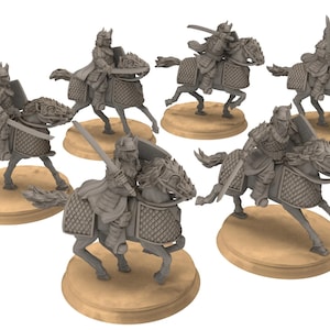 Puede incluir: Seis figuras en miniatura de plástico gris de caballeros a caballo, cada una con una espada y un escudo, de pie sobre bases redondas.