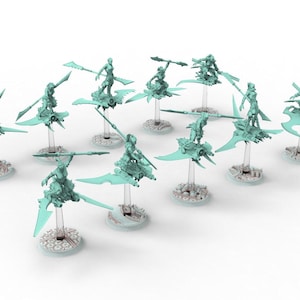 Puede incluir: Un conjunto de figuras en miniatura de color turquesa, cada una representando a un guerrero futurista montado en un vehículo volador estilizado. Las figuras están montadas sobre bases transparentes, posiblemente para un juego de mesa o un proyecto de aficionado.