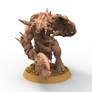 Può includere: Una miniatura dettagliata, di colore marrone chiaro, di una creatura fantasy. La figura ha una corporatura muscolosa, corna e dettagli simili a un'armatura. Si erge su una base circolare con una superficie strutturata, che suggerisce un terreno roccioso.
