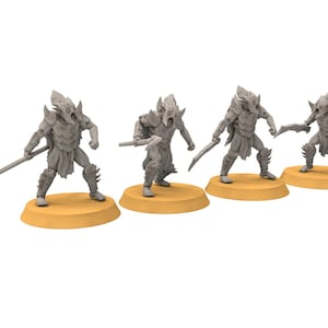 Puede incluir: Cuatro figuras en miniatura grises de guerreros de fantasía, cada una posada sobre una base circular marrón claro. Una figura sostiene una lanza, mientras que las otras empuñan espadas. Los guerreros están vestidos con armaduras detalladas, con cascos y detalles puntiagudos.