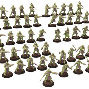 以下が含まれることがあります： 緑色の鎧を着た兵士を表現したミニチュアフィギュアのコレクション。さまざまなアクションポーズをとっています。各フィギュアは、小さな丸い茶色の台座に取り付けられています。フィギュアは武器を持っており、ひざまずいているものもあります。