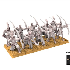 以下が含まれることがあります： 薄いグレーの衣装を着たミニチュアの弓兵のグループ。それぞれが弓と矢を持ち、ベージュ色の台座に立っています。フィギュアは様々なポーズをとっています。画像には「DESIGNED BY highlands miniatures」というテキストが含まれています。