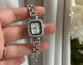 Horloge met vierkante wijzerplaat van kristal – juweeluurwerk voor dames