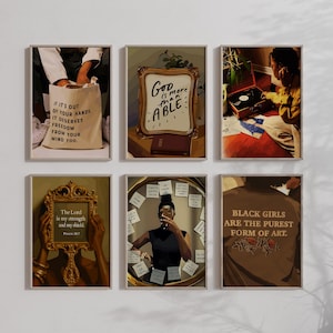 Könnte beinhalten: Eine Sammlung von sechs gerahmten Kunstdrucken. Die Drucke zeigen inspirierende Zitate und Bilder, darunter eine Tragetasche mit Text, ein gerahmtes Schild, eine Person mit Plattenspieler, ein Spiegel und ein braunes Hemd mit Text und Blumendesign.