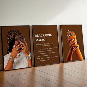Pode incluir: Três impressões de arte emolduradas com fundo marrom. Uma impressão apresenta uma pessoa tirando uma foto com um telefone, adornada com joias. A segunda impressão tem o texto "BLACK GIRL MAGIC". A terceira mostra mãos com joias.