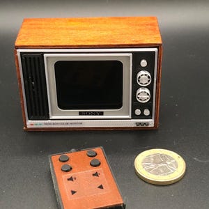 Mini TV in miniatura scala 1/12 funzionante, con mini telecomando, rivestita in vero legno, fedele riproduzione di un TV Sony Trinitron 1970