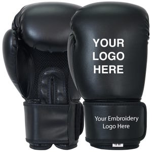 以下が含まれることがあります： 「YOUR LOGO HERE」と「Your Embroidery Logo Here」の文字が入った黒いボクシンググローブ。グローブにはメッシュパネルがあり、「12 oz」と表示されています。滑らかな素材で作られています。