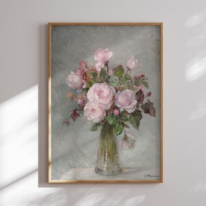 Stampa artistica da parete con bouquet di rose rosa, dipinto vintage di natura morta floreale con vaso di vetro, opera d'arte floreale romantica, delicata decorazione botanica per la casa.