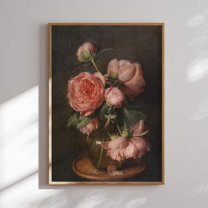 Stampa artistica da parete con natura morta di peonie rosa, dipinto di fiori vintage con vaso, opera d'arte floreale classica, decorazione botanica con sfondo scuro per la casa