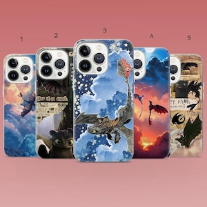 Può includere: Cinque custodie per telefono con disegni a tema drago. Le custodie presentano immagini di draghi in volo, contro cieli nuvolosi e con testo. La tavolozza dei colori comprende blu, rossi e marroni. Le custodie sono progettate per uno smartphone.