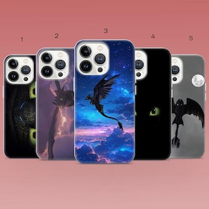 Può includere: Cinque custodie per telefono con disegni a tema drago. Le custodie presentano immagini di draghi, cieli notturni e occhi di drago. Le custodie sono nere, blu e grigie, con uno sfondo rosa.