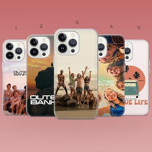 Puede incluir: Cinco fundas para teléfono con diferentes diseños. Las fundas presentan imágenes de personas, paisajes y texto. El texto incluye "OUTER BANKS" y "BLUE LIFE". Las fundas son de varios colores, incluyendo blanco, beige y naranja.