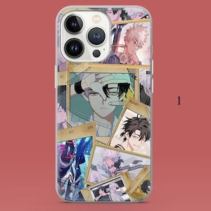 Könnte beinhalten: Transparente Handyhülle mit einer Collage von Illustrationen von Charakteren im Anime-Stil. Das Design umfasst verschiedene Porträts und das Wort "KUNST" auf einigen Karten. Die Hülle ist für ein Telefon mit mehreren Kameralinsen konzipiert.