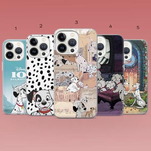 Puede incluir: Cinco fundas para teléfono con diseños de dálmatas. Las fundas muestran varias escenas, incluyendo un patrón de manchas, personajes de dibujos animados e ilustraciones de la película de Disney. Cada funda tiene un diseño diferente, con una variedad de colores y estilos.