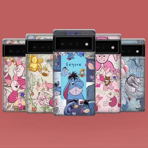 Op de afbeelding: Een verzameling van vijf telefoonhoesjes met verschillende personages uit Winnie de Poeh. De hoesjes tonen afbeeldingen van Knorretje, Winnie de Poeh, Iejoor en andere personages in kleurrijke ontwerpen. De hoesjes zijn geplaatst tegen een rode achtergrond.