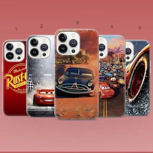 Può includere: Cinque custodie per telefono con disegni del film d'animazione "Cars". Le custodie mostrano immagini dei personaggi e delle scene, tra cui Saetta McQueen e il logo Rust-eze. Le custodie sono in vari colori e stili.