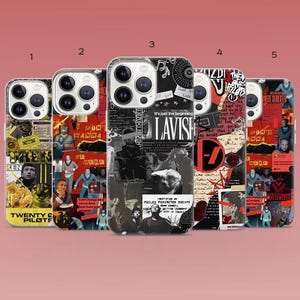 Può includere: Una collezione di cinque custodie per telefoni con design unici. Ogni custodia presenta un bordo trasparente e un collage di immagini, testo e grafica in nero, bianco, rosso e giallo. Le custodie hanno il testo "TWENTY ØNE PILØTS" e "LAVISH".