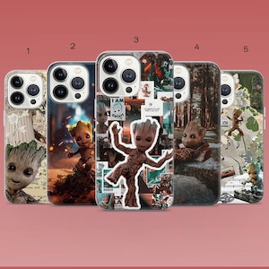 Puede incluir: Cinco fundas para teléfono con el personaje Groot de Guardianes de la Galaxia. Las fundas muestran varios diseños, incluyendo a Groot en diferentes poses, escenas de bosque y fondos estilo collage. Las fundas están diseñadas para un smartphone.
