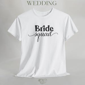 ブライドスクワッド ユニセックス ヘビーコットンTシャツ - ブライダルパーティー、ウェディングシャワー、独身パーティー、お祝い、ギフトに最適