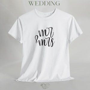 Mr & Mrs ユニセックス ヘビーコットンTシャツ、ウェディングギフト、ブライダルシャワーの衣装、カップルお揃いシャツ、記念日の服装、婚約のお祝い