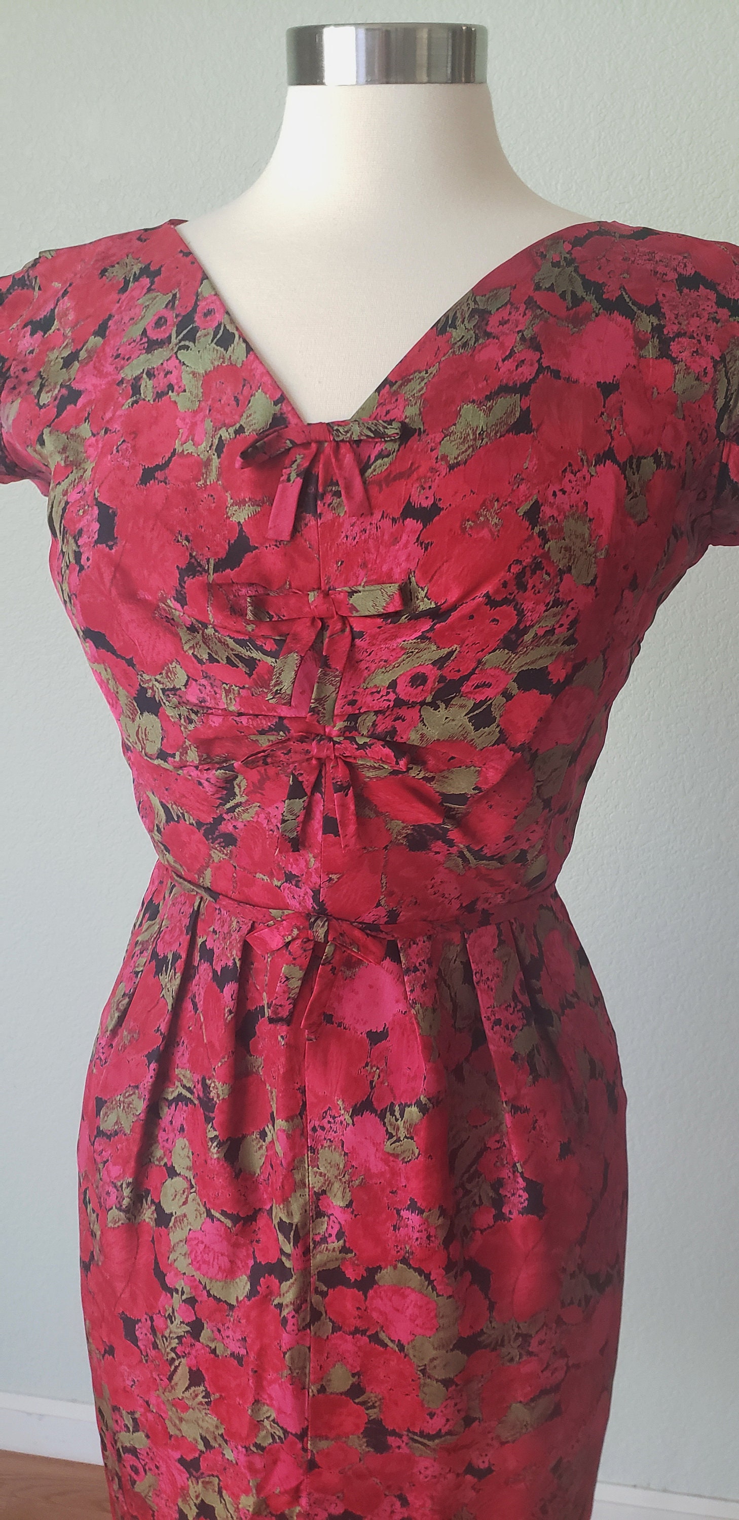 1950s-60s Silk Floral Wiggle Dress with Ruched Bust / 1950s | Etsy