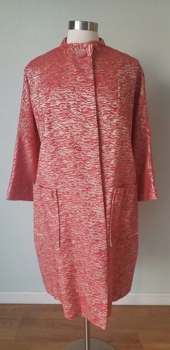 1950s Brocade Lame' Evening Coat in Coral Red and… - image 6