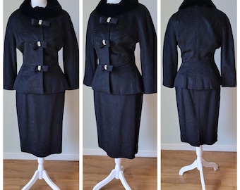Garnitur Lilli Ann Paris z lat 50. z czarnej wełny w melanż z aksamitem, kokardkami i klejnotami / Luksusowy garnitur haute couture z lat 50. z francuskiej tkaniny, rozmiar S, 26 w talii