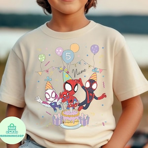 Puede incluir: Una camiseta beige con un gr&aacute;fico colorido de personajes de Spider-Man celebrando un cumplea&ntilde;os. El dise&ntilde;o incluye una tarta, globos y el n&uacute;mero 5. La palabra "Name" tambi&eacute;n es visible.