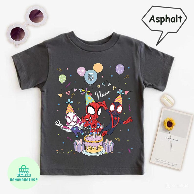 Puede incluir: Camiseta gris asfalto con personajes de Spider-Man celebrando un cumplea&ntilde;os. El dise&ntilde;o incluye una tarta, globos y el n&uacute;mero 5. La palabra "Name" tambi&eacute;n es visible en la camiseta.